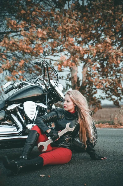 Młoda Piękna Kobieta Kaukaski Pozowanie Motocykla Drodze — Zdjęcie stockowe