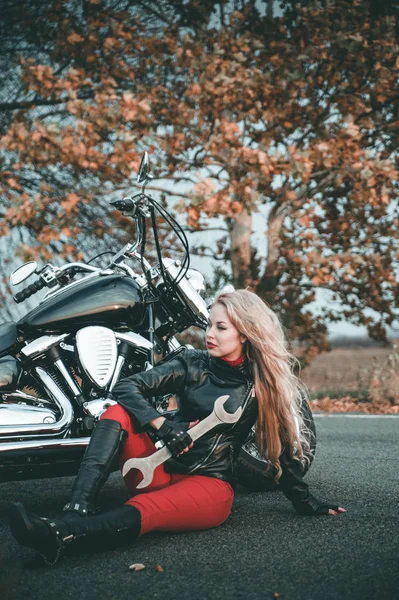 Jeune Belle Femme Caucasienne Posant Avec Moto Sur Route — Photo