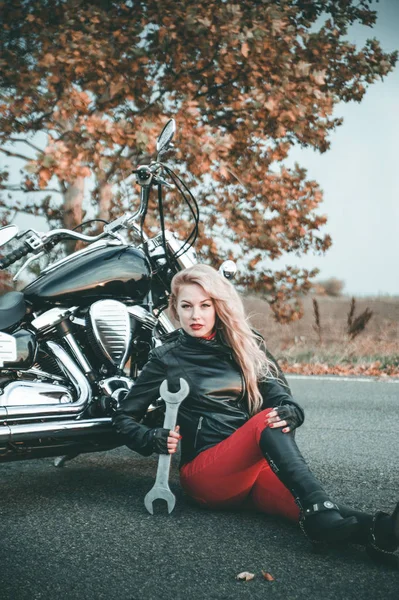 Jovem Bela Mulher Caucasiana Posando Com Motocicleta Estrada — Fotografia de Stock