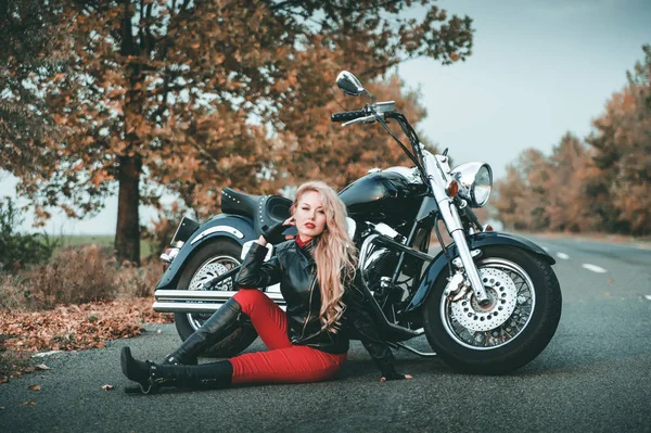 Jeune Belle Femme Caucasienne Posant Avec Moto Sur Route — Photo