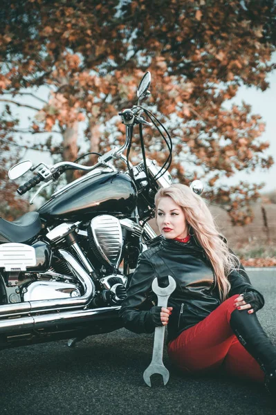 Junge Schöne Kaukasische Frau Posiert Mit Motorrad Auf Der Straße — Stockfoto