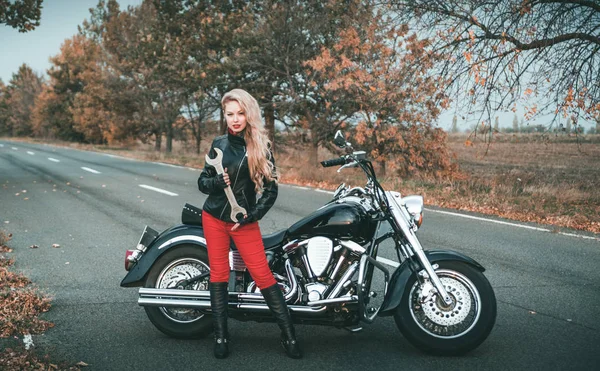 Giovane Bella Donna Caucasica Posa Con Moto Sulla Strada — Foto Stock