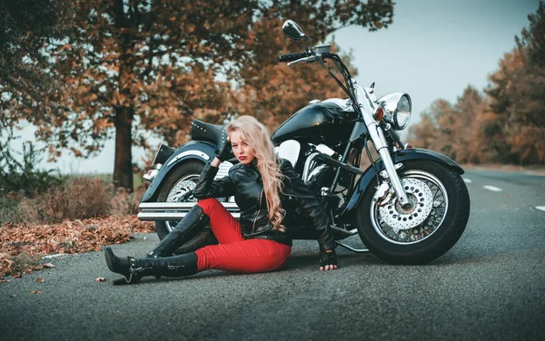 Молодая Красивая Белая Женщина Позирует Мотоциклом Дороге — стоковое фото