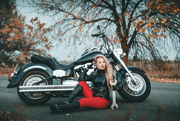 Mladá Krásná Kavkazský Žena Pózuje Motocykl Silnici — Stock fotografie