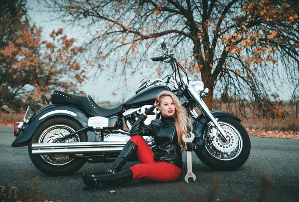 Junge Schöne Kaukasische Frau Posiert Mit Motorrad Auf Der Straße — Stockfoto