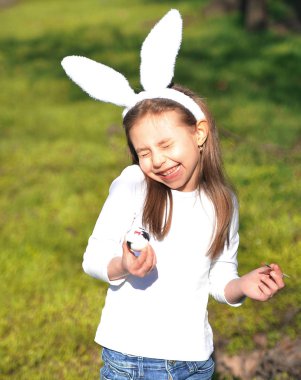 Sevimli küçük kız Paskalya sembolü boya. Paskalya konsepti.