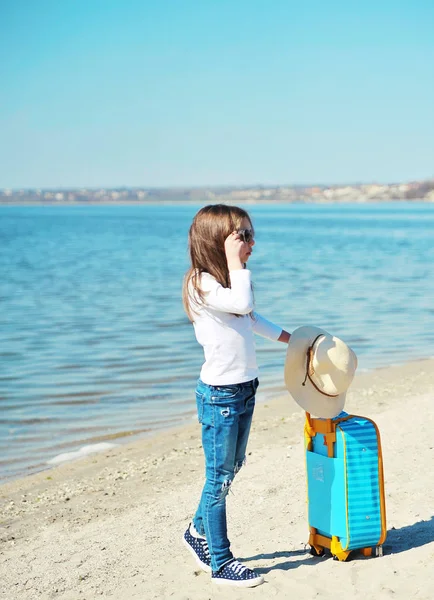 Cute Dziewczynka Kapeluszu Walizką Plaży Koncepcja Summertime — Zdjęcie stockowe