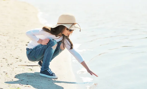 귀여운 소녀는 해변에서 재미를가지고 — 스톡 사진