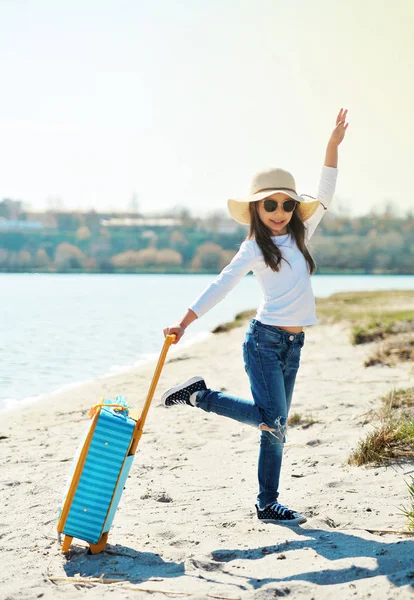 Cute Dziewczynka Kapeluszu Walizką Plaży Koncepcja Summertime — Zdjęcie stockowe