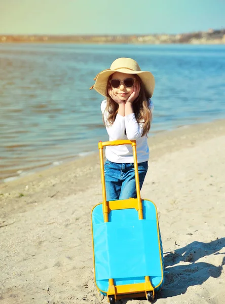 Cute Dziewczynka Kapeluszu Walizką Plaży Koncepcja Summertime — Zdjęcie stockowe