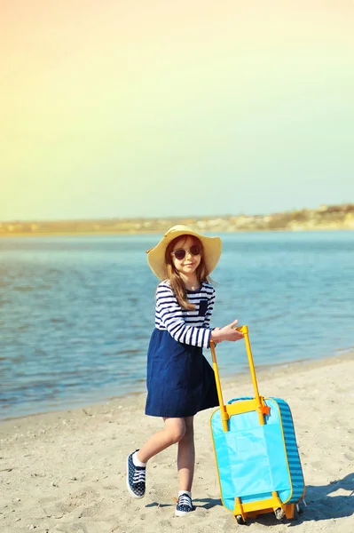 Cute Dziewczynka Kapeluszu Walizką Plaży Koncepcja Summertime — Zdjęcie stockowe