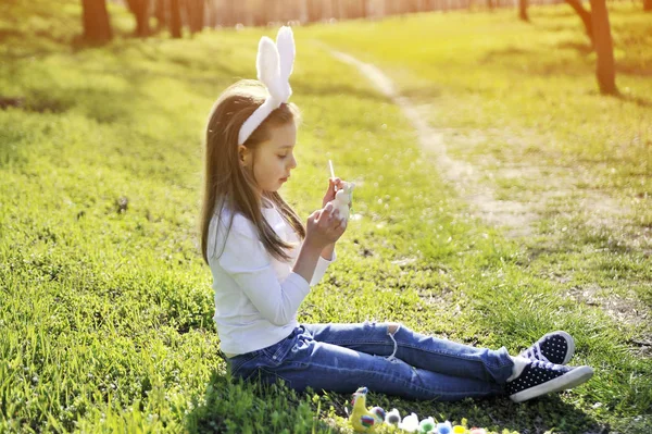 Cute Little Girl Paints Easter Symbol Easter Concept — Stock Photo, Image