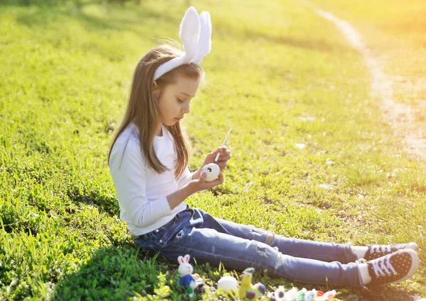 Cute Little Girl Paints Easter Symbol Easter Concept — Stock Photo, Image