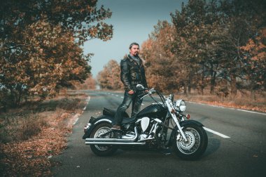 Yolda motosiklet ile poz şık Biker.