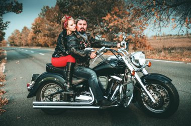 Motosiklet ile poz mutlu bisikletciler.