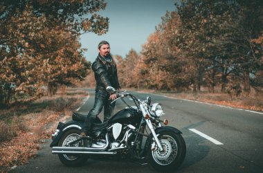 Yolda motosiklet ile poz şık Biker.