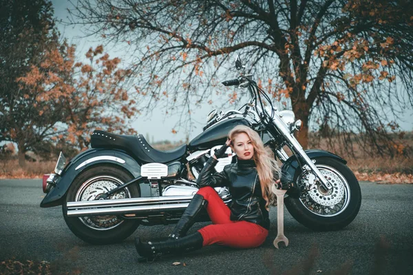 Young Beautiful Caucasian Woman Posing Motorcycle Road — Stock Photo, Image