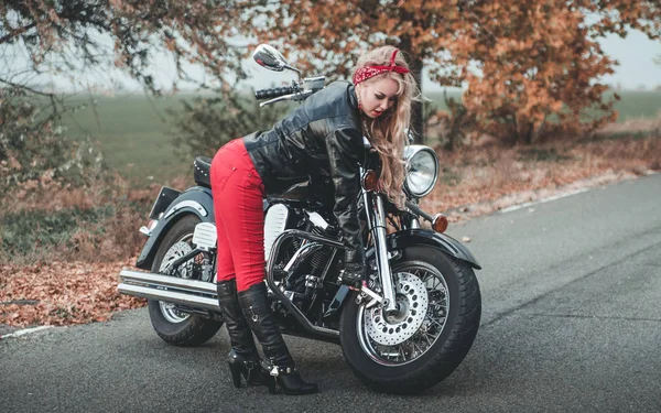 Young Beautiful Caucasian Woman Posing Motorcycle Road — Stock Photo, Image