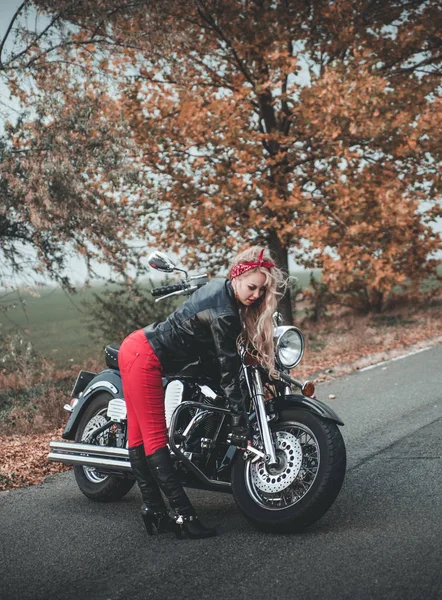 Jovem Bela Mulher Caucasiana Posando Com Motocicleta Estrada — Fotografia de Stock