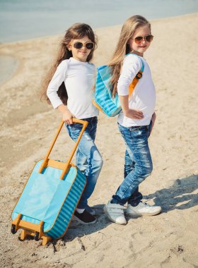 Plajda Suitecase ile sevimli küçük kızlar. Summertime kavramı.