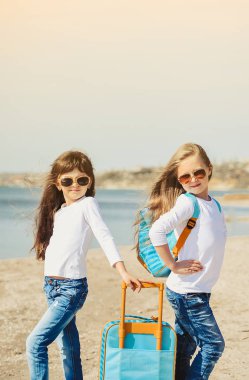 Plajda Suitecase ile sevimli küçük kızlar. Summertime kavramı.