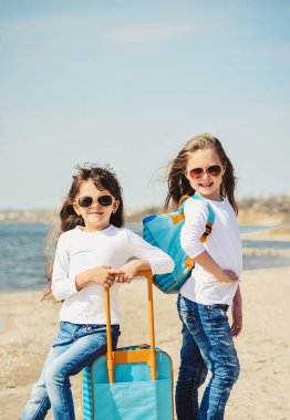 Plajda Suitecase ile sevimli küçük kızlar. Summertime kavramı.