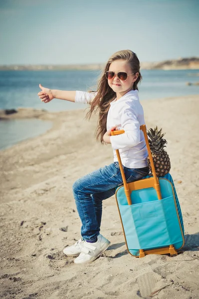 Cute Dziewczynka Suitecase Plaży Koncepcja Summertime — Zdjęcie stockowe