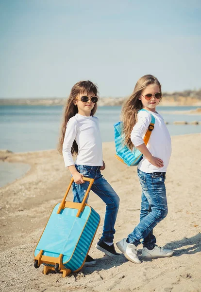 Schattige Kleine Meisjes Met Suitecase Het Strand Zomer Concept — Stockfoto