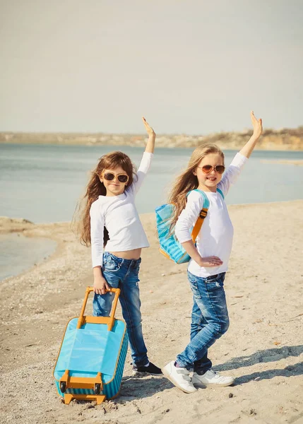 Schattige Kleine Meisjes Met Suitecase Het Strand Zomer Concept — Stockfoto