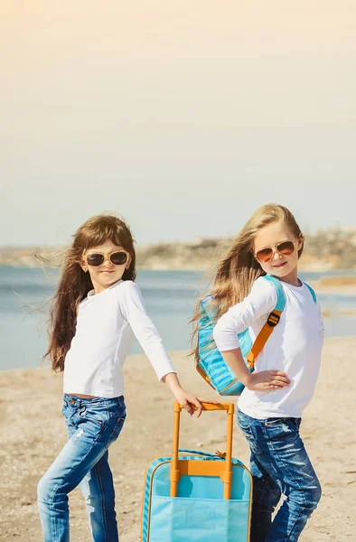 Schattige Kleine Meisjes Met Suitecase Het Strand Zomer Concept — Stockfoto