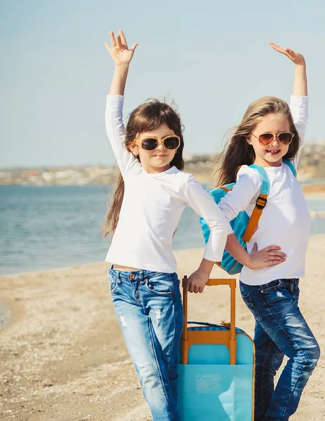 Schattige Kleine Meisjes Met Suitecase Het Strand Zomer Concept — Stockfoto