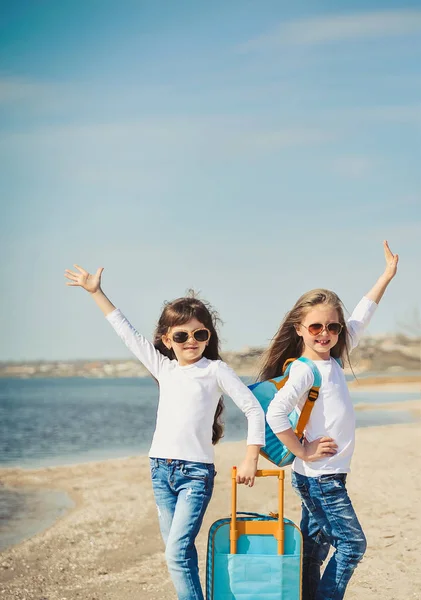 Schattige Kleine Meisjes Met Suitecase Het Strand Zomer Concept — Stockfoto