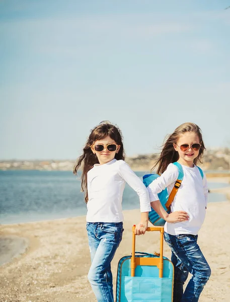 Schattige Kleine Meisjes Met Suitecase Het Strand Zomer Concept — Stockfoto