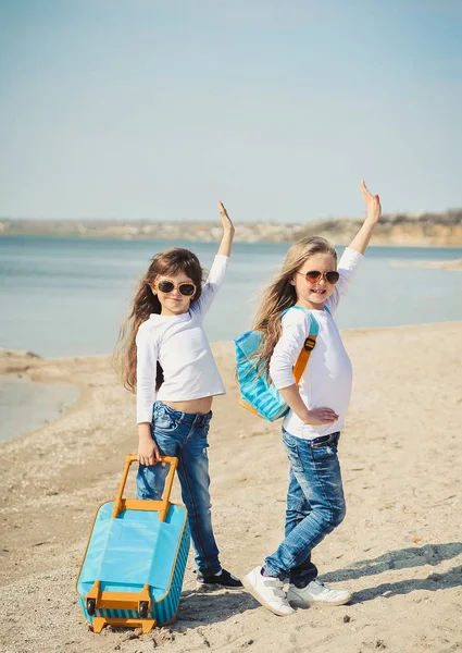 Śliczne Dziewczynki Suitecase Plaży Koncepcja Summertime — Zdjęcie stockowe