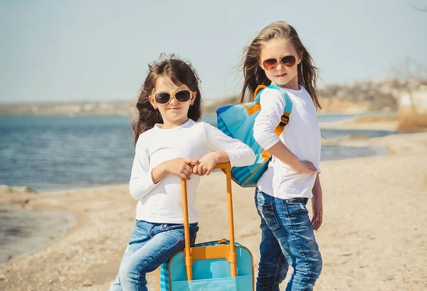 Schattige Kleine Meisjes Met Suitecase Het Strand Zomer Concept — Stockfoto