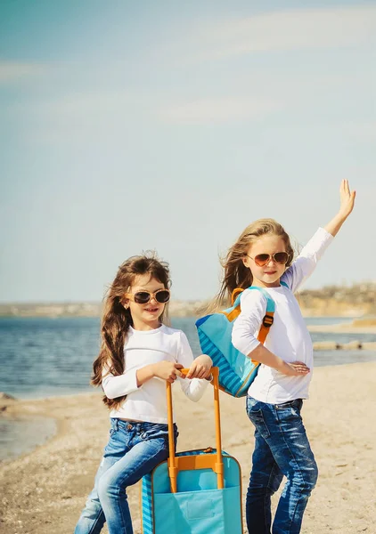 Śliczne Dziewczynki Suitecase Plaży Koncepcja Summertime — Zdjęcie stockowe