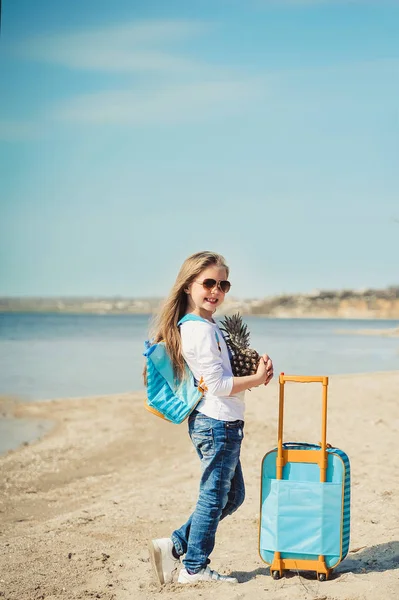 Cute Dziewczynka Suitecase Plaży Koncepcja Summertime — Zdjęcie stockowe