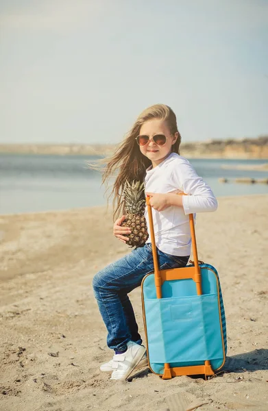 Cute Dziewczynka Suitecase Plaży Koncepcja Summertime — Zdjęcie stockowe