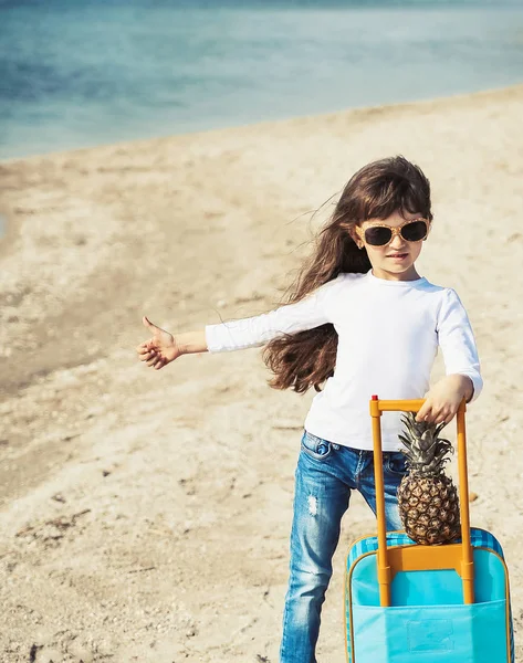 Jolie Petite Fille Avec Suitecase Sur Plage Concept Été — Photo