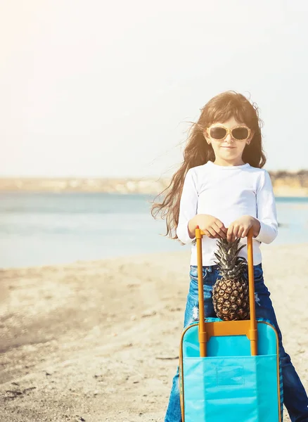 Jolie Petite Fille Avec Suitecase Sur Plage Concept Été — Photo