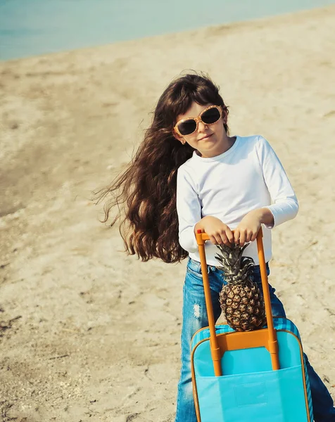 Cute Dziewczynka Suitecase Plaży Koncepcja Summertime — Zdjęcie stockowe