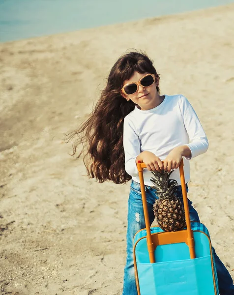 Jolie Petite Fille Avec Suitecase Sur Plage Concept Été — Photo