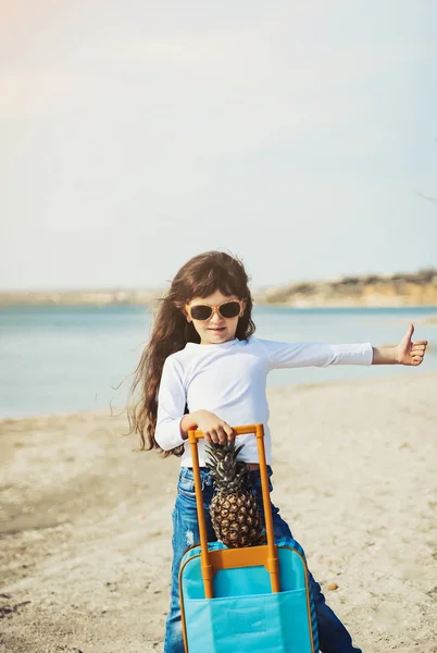 Jolie Petite Fille Avec Suitecase Sur Plage Concept Été — Photo