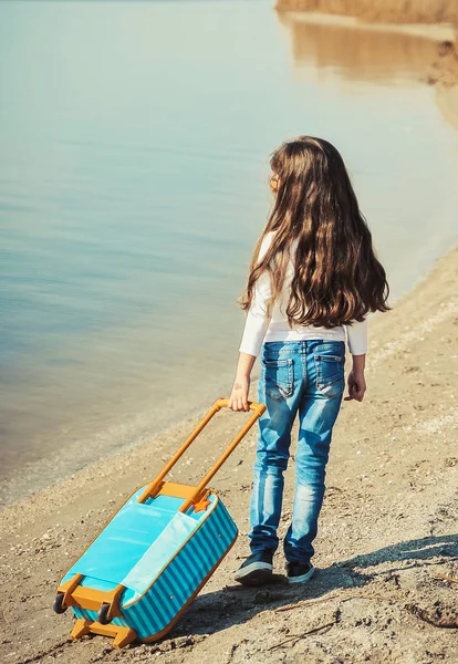 Nettes Kleines Mädchen Mit Koffer Strand Sommerzeit Konzept — Stockfoto