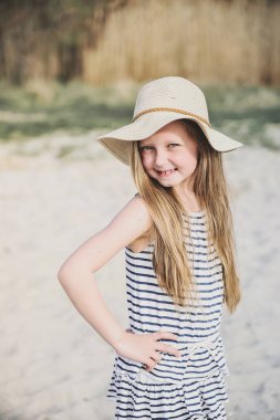  Sevimli küçük kız gün batımında sahilde bir eğlence var.