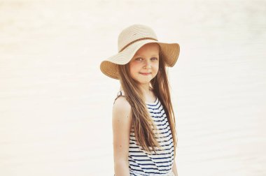 Sevimli küçük kız gün batımında sahilde bir eğlence var.