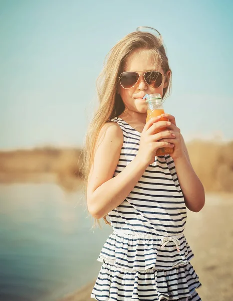 Petite Fille Mignonne Marchant Sur Plage Buvant Jus Orange — Photo