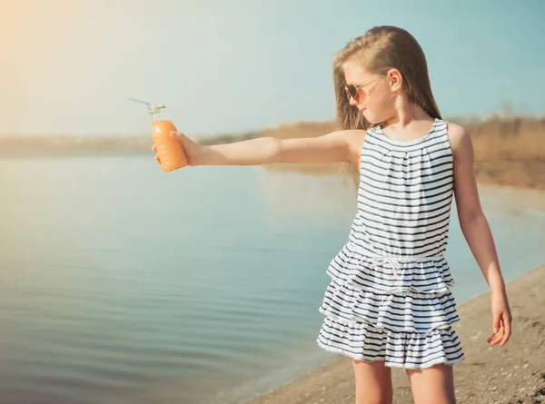 Little Cute Girl Walking Beach Drinking Orange Juice — Stock Photo, Image