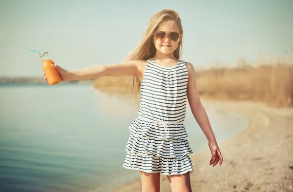 Little Cute Girl Walking Beach Drinking Orange Juice — Stock Photo, Image