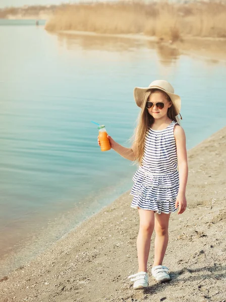 Petite Fille Mignonne Marchant Sur Plage Buvant Jus Orange — Photo